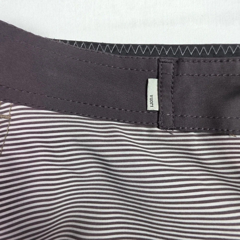 Vuori Cruise Boardshorts Mens 30 Grey Stripe V314 Recycled Stretch Swim Trunks